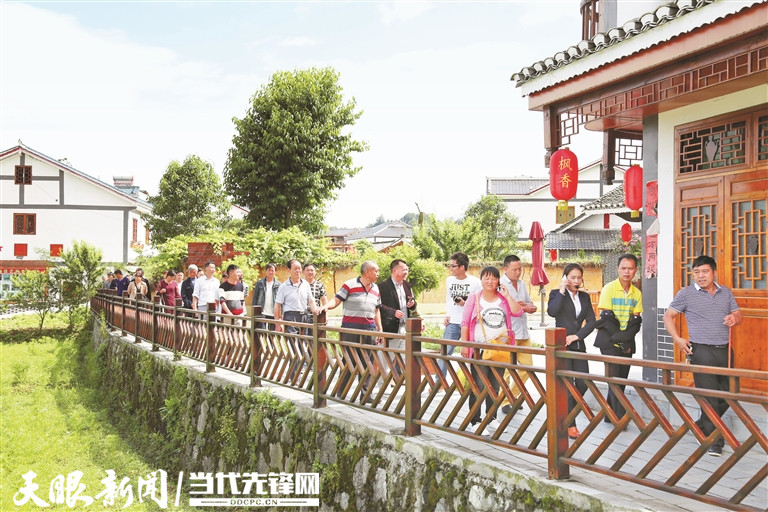 花茂村鄉(xiāng)愁小道上游人如織。 朱小松 攝.jpg